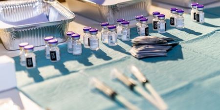 Vaccineglas og kanyler ligger klar på et bord. Foto: Frederikssund Kommune, Kenneth Jensen.