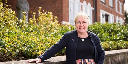 Borgmester Tina Tving Stauning foran Slangerup Administrationscenter. Foto: Frederikssund Kommune.