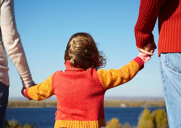 Pige holder i hånd med forældre. Foto: Frederikssund Kommune