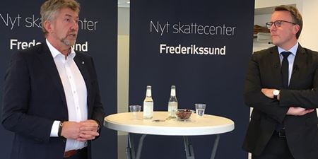 Borgmester John Schmidt Andersen og skatteminister Morten Bødskov fortæller om det nye skattecenter, der åbner i Frederikssund i 2020. Foto: Frederikssund Kommune.