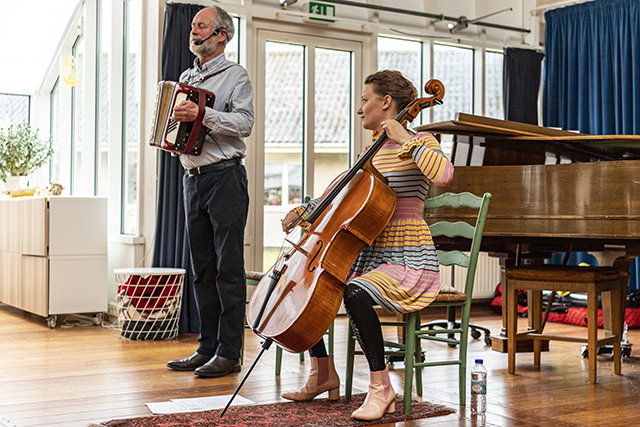 Anders Ahnfeldt-Rønne spillede dels på flygel og - som her - på harmonika, mens Kirstine Elise Pedersen spillede cello. Foto: Frederikssund Kommune, Kenneth Jensen. 