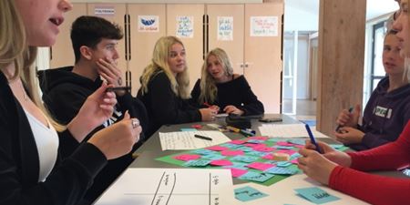 Elever fra 9. klasse arbejder i MakerVærket og prøver at finde løsningen på, hvordan fremtidens pause skal se ud. Foto: Frederikssund Kommune.
