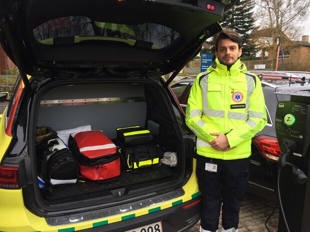 Paramediciner Frederik Nielsen viser bilens indhold af medicinsk udstyr mv. Foto: Frederikssund Kommune.