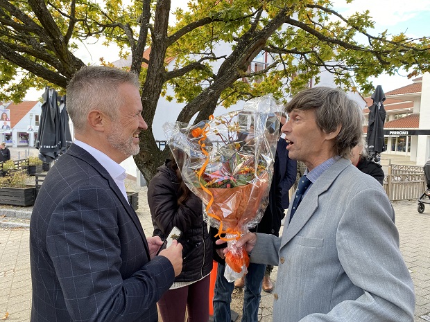 Udvalgsformand Michael Tøgersen og kulturprisvinder Jørgen Christensen. Foto: Frederikssund Kommune.