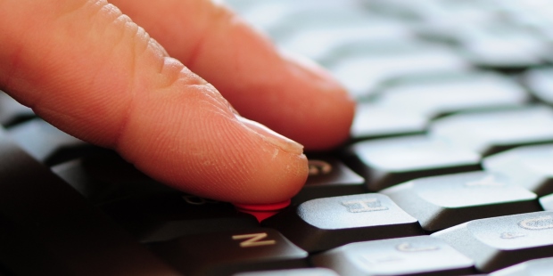 Fingre på tastatur. Foto: Frederikssund Kommune, Kenneth Jensen.