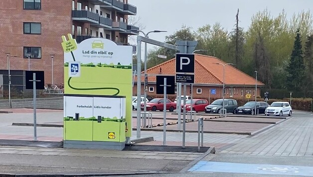 Elladestander på parkeringsplads. Foto: Frederikssund Kommune.