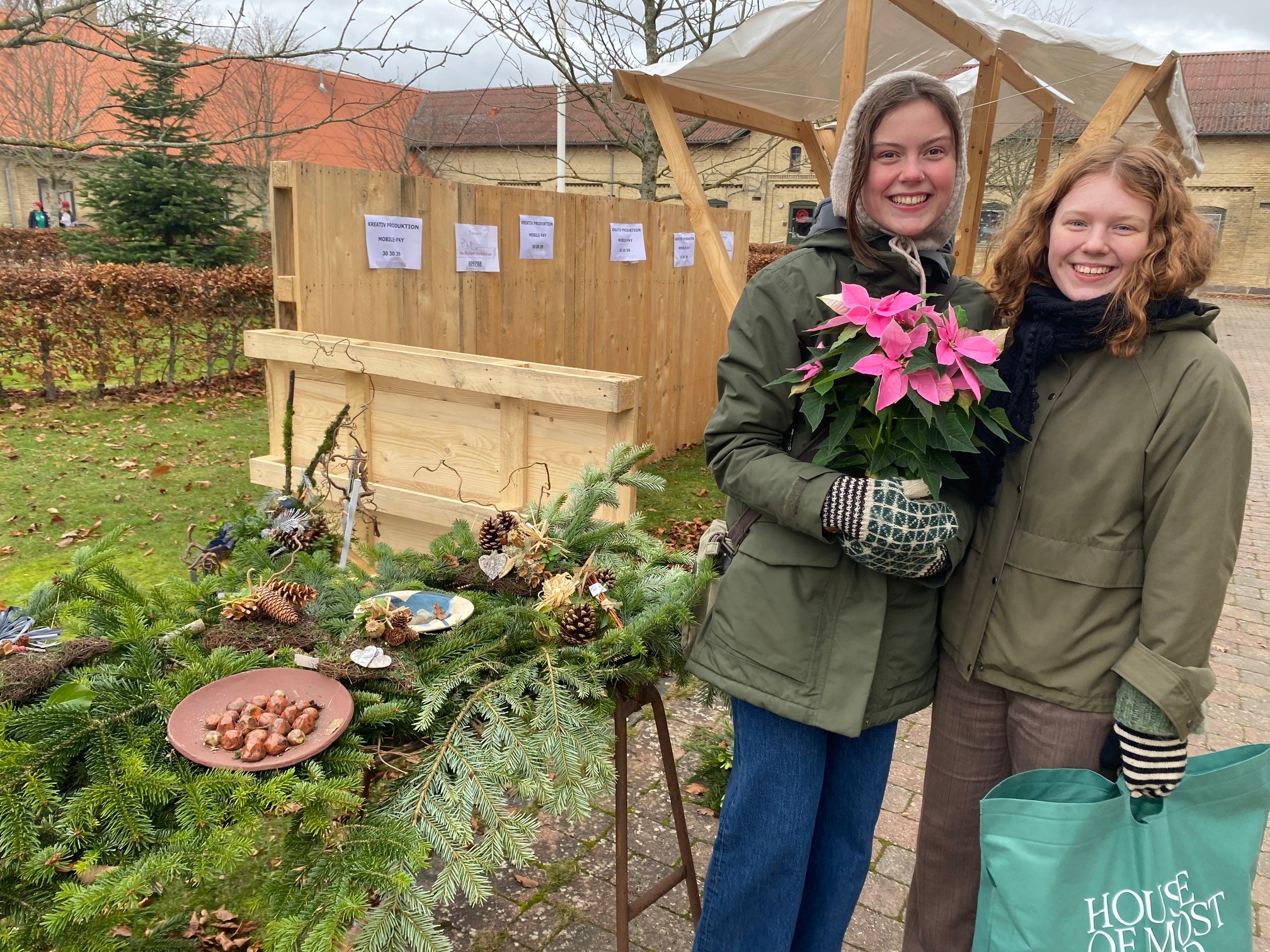 To piger med julestjerne på Højagergaard julemarked 2025. Foto: Frederikssund Kommune