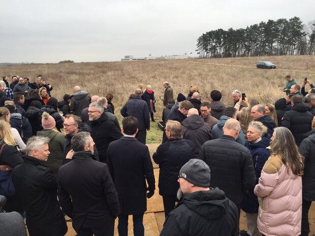 Over 100 mennesker - fortrinsvis fra Foss - var mødt frem for at overvære det første spadestik. Foto: Frederikssund Kommune.