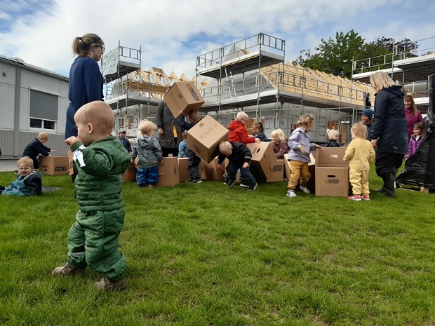 Børnene modtog en gave fra håndværkerne - masser af papkasser at lege med. Foto: Frederikssund Kommune, Børnehuset Gyldensten.