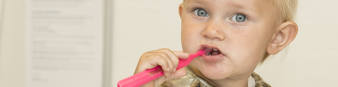 Baby med tandbørste. Foto: Kenneth Jensen.