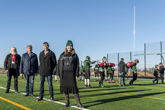 Forfra ses Julie Grelck, René Persson, John Schmidt Andersen og Jesper Wittenburg med Oaks der træner i baggrunden. Foto: Kenneth Jensen, Frederikssund Kommune.