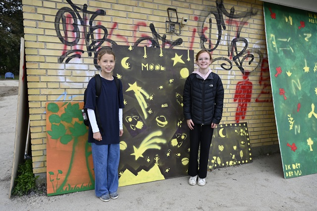 To af de mange 6. klasseelever, der har været med til projektet, foran deres kunstværk. Foto: Frederikssund Kommune