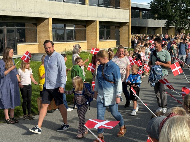 De nye 0. klasser modtages med flagallé og sang på deres første skoledag. Foto: Daniel Sennek.
