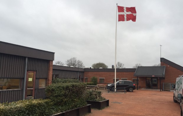 Flaget er hejst på Jægerspris Skole. Foto: Frederikssund Kommune.