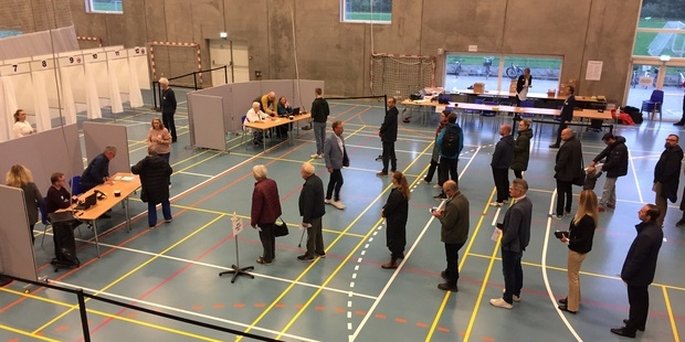 Vælgere står i kø til at afgive stemme. Foto: Frederikssund Kommune.