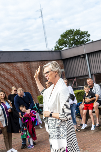 Pædagogisk leder Karina Lindegaard Laursen byder velkommen til elever og forældre. Foto: Frederikssund Kommune, Kenneth Jensen.