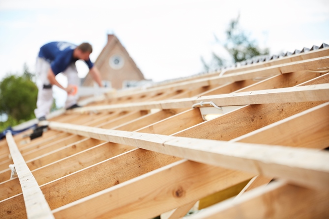 En tømrer arbejder på et hustag. Foto: Frederikssund Kommune.