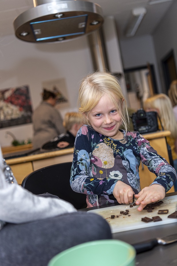 Femårige Kastanie hakker chokolade. Foto: Frederikssund Kommune, Kenneth Jensen.