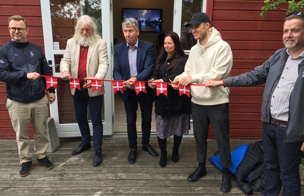 Den røde snor klippes over. Fra venstre: Søren Weimann, Jesper Wittenburg, John Schmidt Andersen, Anne Sofie Uhrskov, Benjamin Boraghi, Anders Munch Skovgren. Foto: Frederikssund Kommune.