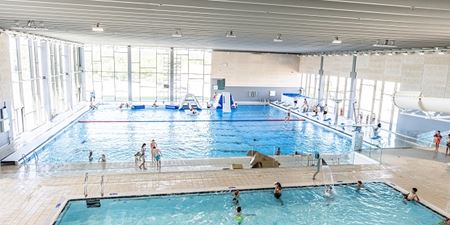 Legende børn i den nye svømmehal i Frederikssund. Foto: Frederikssund Kommune,, Kenneth Jensen.