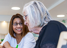 Medarbejder og ældre borger på Omsorgscenter Nordhøj i samtale. Foto: Kenneth Jensen.