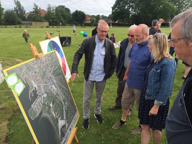 Chefkonsulent i Center for By og Landskab, Anker Riis, fortæller interesserede borgere om kystbeskyttelsesprojektet. Foto: Frederikssund Kommune.