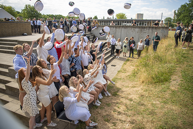 Huerne blev kastet klassesvis på Handelsgymnasiet lørdag. Foto: Kenneth Jensen, Frederikssund Kommune.