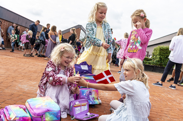 Flere af børnene kender hinanden i forvejen, og derfor kom snakken hurtigt i gang om nye skoletakser, pennalhuse mv. Foto: Frederikssund Kommune, Kenneth Jensen.