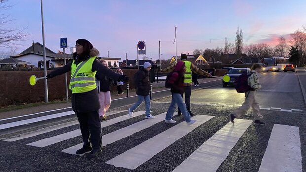 Voksne står skolepatrulje i Skibby. Foto: Frederikssund Kommune.