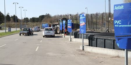 Genbrugsplads med række af containere og biler. Foto: Frederikssund Kommune. Kenneth Jensen
