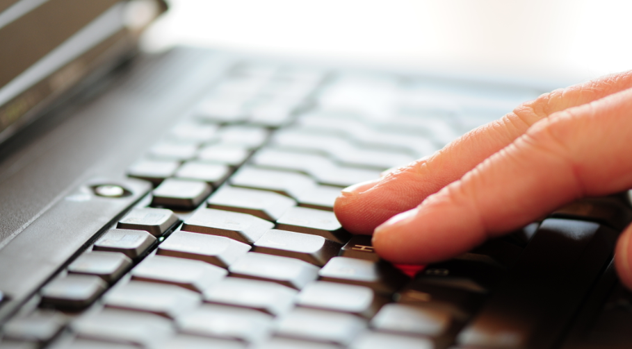 Fingre på tastatur. Foto: Frederikssund Kommune, Kenneth Jensen.