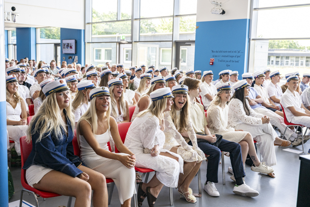 Stemningen var høj blandt HHX-ztudenterne lørdag. Foto: Kenneth Jensen.