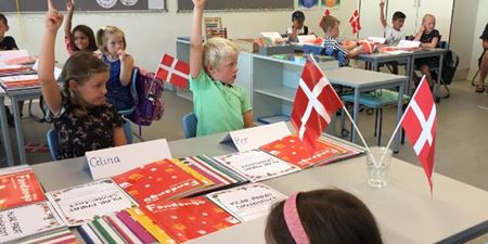 De skoleparate unge mennesker var ikke sene til at række hånden op for at svare på lærerens spørgsmål. Foto: Frederikssund Kommune.