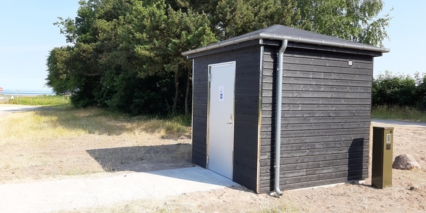 Toiletbygningen ved Dalby Huse Strand. Foto: Frederikssund Kommune.