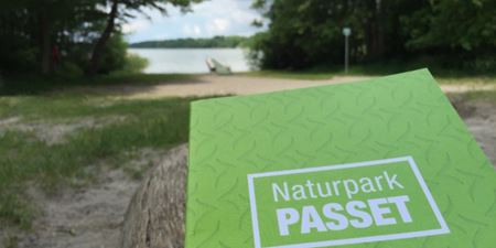 Naturparkpasset - et hæfte med beskrivelser af de 14 danske naturparker og pilotnaturparker. Foto: Frederikssund Kommune.