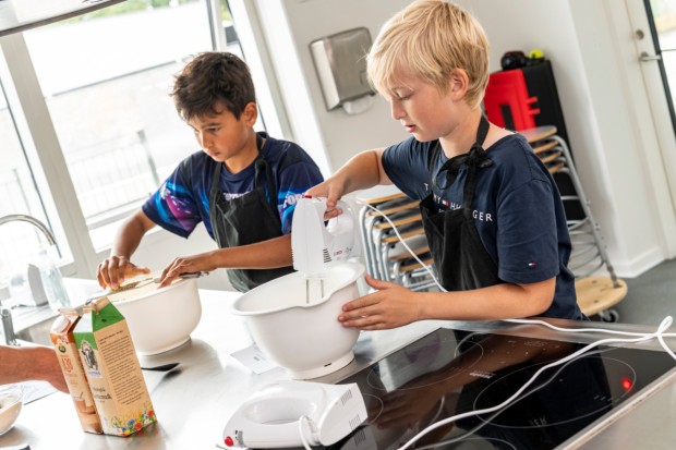På kokkeskolen kunne børnene prøve kræfter med deres talenter i et køkken. Foto: Frederikssund Kommune, Kenneth Jensen.