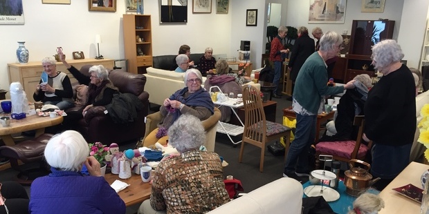 Nørklerne har indtaget sofaerne i Røde Kors butikken i Frederikssund. Foto: Frederikssund Kommune.