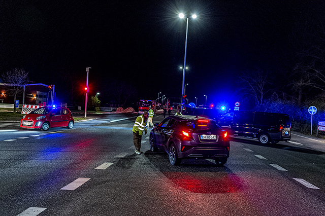 Politihjemmeværnet vejleder folk ved broen som er lukket. Foto: Kenneth Jensen, Frederikssund Kommune.