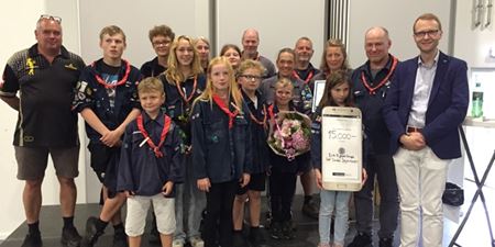 Sidste års vinder af Lederprisen Claus Halberg, Slangerup Dartklub, og vindere af Fritidsprisen Erik Ejegod Gruppe, Det danske spejderkorps, Kenneth Jensen, formand for Folkeoplysningsudvalget.  Foto: Frederikssund Kommune.