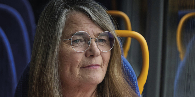 Kvinde kigger ud af vinduet i en bus. Foto: Demensvenlig Danmark.