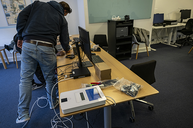 Der arbejdes ihærdigt på at blive klar i det midlertidige Borgercenter. Foto: Kenneth Jensen.
