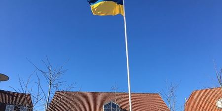 Ukrainsk flag hejst foran rådhuset i Frederikssund. Foto: Frederikssund Kommune, Mikala Tordrup.