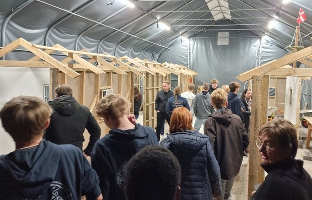 Elever besøger byggeuddannelsen. Foto: Frederikssund Kommune.