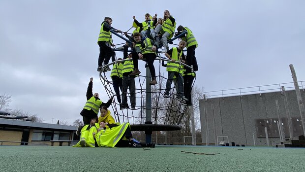 Skolepatruljeeleverne i Skibby er klatret op i et klatretårn. Foto: Frederikssund Kommune.