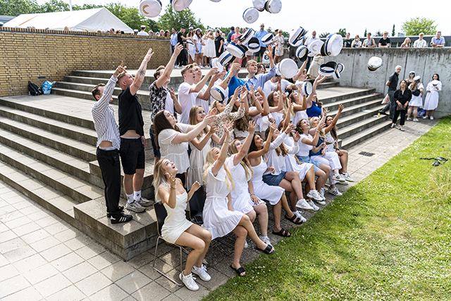 Huerne kastes på Frederikssund Handelsgymnasium. Foto: Kenneth Jensen, Frederikssund Kommune.