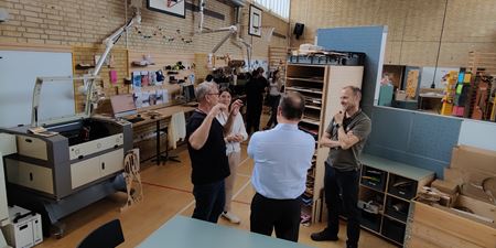 Rundvisning og dialog i MakerVærket. Foto: Frederikssund Kommune.