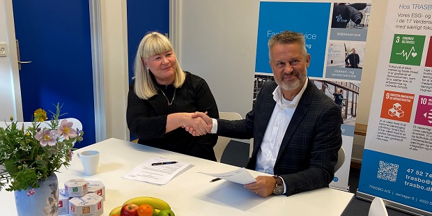 Udvalgsformand for Job, Erhverv og Kultur Michael Tøgersen giver hånd til ejer og direktør Birgitte Trasbo på den nye partnerskabsaftale. Foto: Frederikssund Kommune.