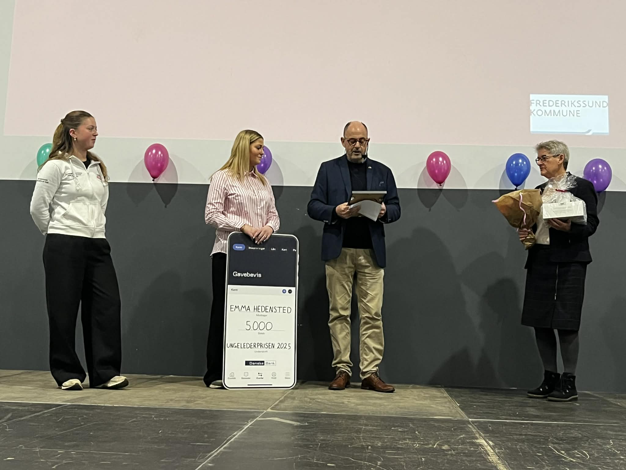 Emma Hedensted modtager ungelederprisen. Foto: Frederikssund Kommune