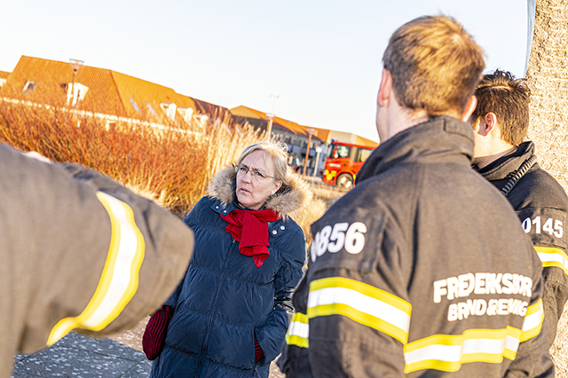 Borgmester Tina Tving Stauning mødtes fredag eftermiddag med beredskabet på havnen i Frederikssund. Foto: Frederikssund Kommune, Kenneth Jensen.