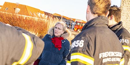 Borgmester Tina Tving Stauning mødtes fredag eftermiddag med beredskabet på havnen i Frederikssund. Foto: Frederikssund Kommune, Kenneth Jensen.